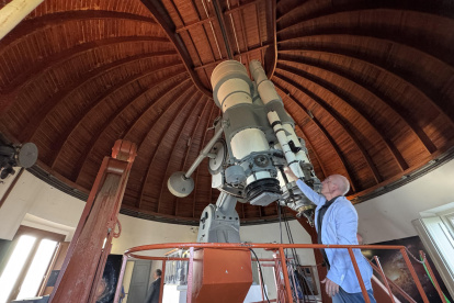El ingeniero Claudio Costa en el interior del observatorio astronómico que los papas poseen desde hace casi un siglo en su residencia estival de Castel Gandolfo, a las afueras de Roma.