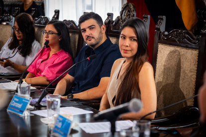 Tatiana Coronel, a la derecha, fue una de las tres concejales posesionadas.