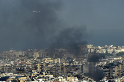 Un avión vuela sobre Beirut tras los bombardeos israelíes al barrio de Dahye.