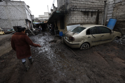 Afectación. Cubierta de lodo quedó la vivienda de Luz María Tituaña. Solo le queda pedir ayuda para recuperar sus enseres.