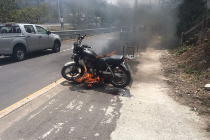 La motocicleta que habían empleado dos sospechosos para asaltar a una mujer de la tercera edad fue quemada.