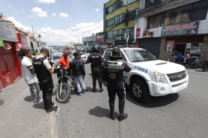 La Policía Nacional revisa vehículos en el barrio La Roldós, en el norte de la ciudad capital.