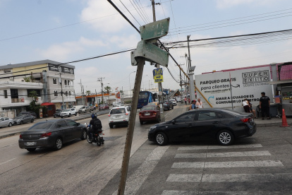 Daños. En la norteña ciudadela La Garzota, entre la avenida Guillermo Pareja y Luis Mendoza Moreira, en los rótulos apenas se puede visualizar el nombre de las calles.