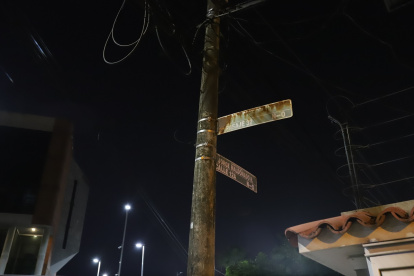 Afectados. Hay diversos sectores, como Urdesa central, donde las láminas evidencian un estado de vetustez. Moradores piden un cambio o la reparación de estos rótulos.