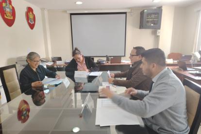 Integrantes de la Junta Provincial Electoral en Cotopaxi trabajan en la calificación de las candidaturas.