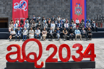 Fotografía cedida por la Alcaldía de Quito de representantes de diversos sectores que suscribieron el Acuerdo Quito 2034.
