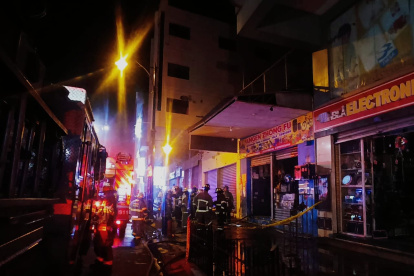 Un incendio se registró en un local ubicado en las calles Noguchi y Olmedo, en el centro de Guayaquil.