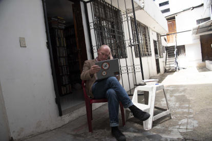 Justin Trudinger sale al patio de su casa buscando una mejor conexión de internet.
