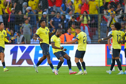 Los jugadores de la selección ecuatoriana en la celebración de gol ante Perú