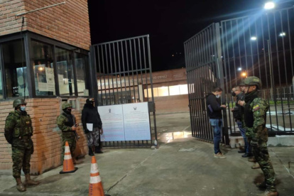 Los señalados habrían ingresado con armas blancas a la celda de la víctima para asesinarla.