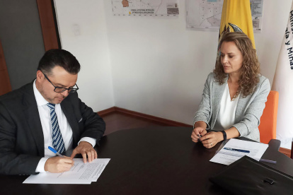 la viceministra de Hidrocarburos, Cristina Mogollón; y el Gerente General de la empresa operadora Petróleos Sud Americanos Del Ecuador Petrolamerec S.A (PCR Ecuador)