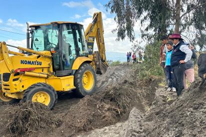 Con maquinaria de la prefectura buscan habilitar la vía que se vio afectada.