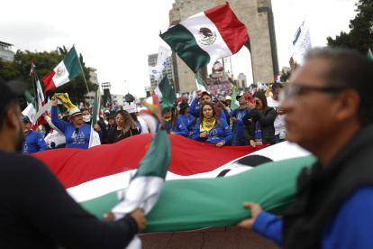 Personas de la oposición protestan este martes 1 de octubre de 2024 en las principales avenidas de la Ciudad de México (México)