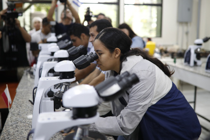 Estudiantes realizan pruebas de estudio de suelos en un laboratorio de geociencias, este miércoles en la Universidad de El Salvador (UES), en San Salvador (El Salvador). EFE/Rodrigo Sura