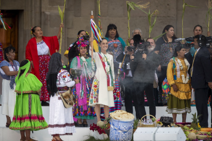 La presidenta de México, Claudia Sheinbaum, participa en la ceremonia de entrega del bastón de mando, por parte de los representantes de los pueblos indígenas.