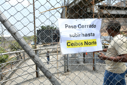 En algunos tramos se ha colocado carteles que informen sobre los cierres temporales.