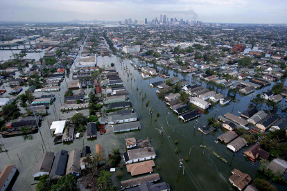 La foto muestra la devastación causada por los fuertes vientos y las fuertes inundaciones en el área metropolitana de Nueva Orleans, Luisiana, EE.UU., tras el huracán Katrina.