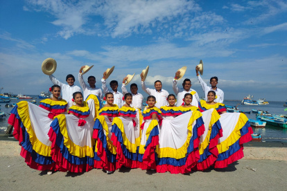 La apuesta de una feria gastronómica la acompañan de música y danza folclórica.