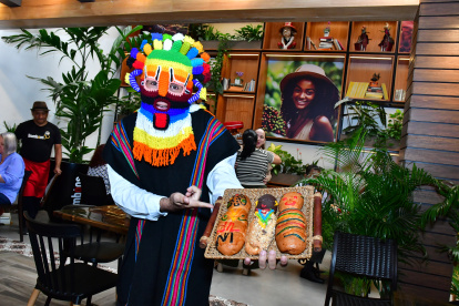 Bombons Coffee Shop. El Diablo Huma ofrece las guaguas en Urdesa.