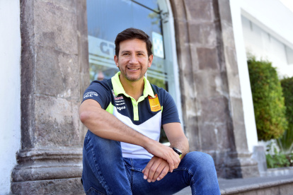 ENTREVISTA A SEBASTIAN GUAYASAMIN SOBRE LA PROXIMA COMPETENCIA DAKAR LAS FOTOGRAFIAS DE REALIZARON EN LAS INSTALACIONES DEL Sebastián Guayasamín está a una válida de convertirse en campeón mundial de rally raid. Espera en Marruecos dar el golpe final y quedarse con la anhelada corona.