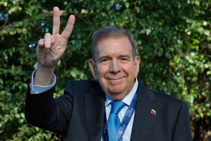 El líder opositor venezolano Edmundo González atendió a la prensa tras su intervención en el Foro La Toja, este viernes 4 de octubre en O Grove.