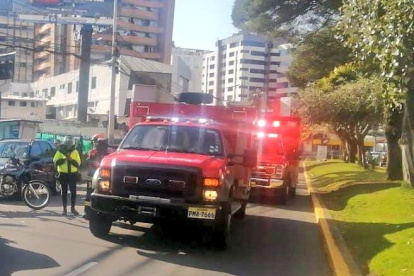 Cinco personas resultaron heridas en La Pradera, luego del impacto de dos vehículos en ese sector del norte de Quito.