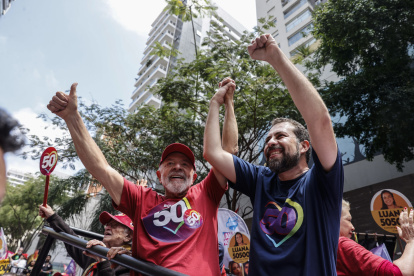 El presidente de Brasil, Luiz Inácio Lula da Silva (i), acompaña a su candidato a la Alcaldía de São Paulo, Guilherme Boulos (c), este sábado 5 de octubre durante un recorrido por las calles de São Paulo.