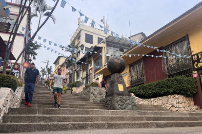 Decoraciones. Las banderas celeste y blanco dan la bienvenida a los turistas locales y foráneos que visitan el cerro Santa Ana, lugar donde nació Guayaquil; están colgadas desde julio.

AG-EXPRESO
AG-EXTERNOS