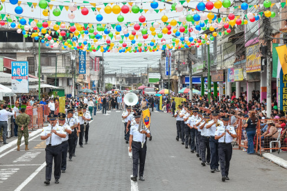 Varios videos se viralizaron esta tarde en las redes sociales, mostrando cómo el público y los estudiantes huían del desfile, gritando desesperados.