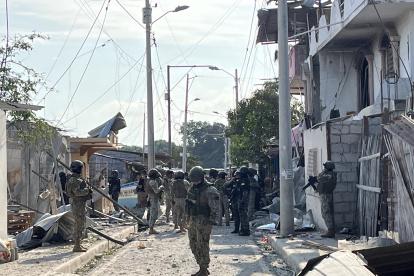 El grupo armado habría llegado por mar y tierra.