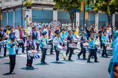 Este 5 de octubre se llevó a cabo un desfile en la calle Panamá. El sitio se llenó de espectadores.