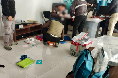 Agentes de la Policía y Fiscalía se incautaron pasaportes, cédulas y varios documentos, durante los allanamientos por el presunto tráfico de migrantes.