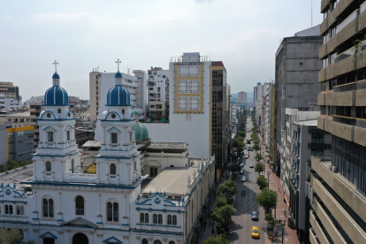 Vista panorámica de la avenida 9 de Octubre, días antes de que Guayaquil celebre 204 años de su independencia.