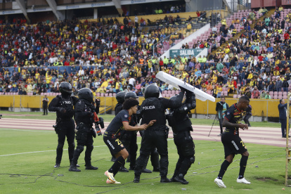 Los jugadores de Barcelona tuvieron que recibir protección de parte de la policía.
