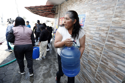 En la Ferroviaria Media, vecinos aguardan el arribo de tanqueros. Aseguran que la situación es crítica.