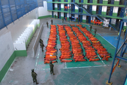 Los privados de libertad permanecieron en el patio mientras realizaban las requisas.