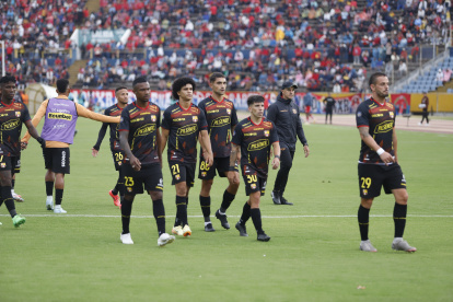 Los jugadores de Barcelona salieron frustrados tras sumar una nueva derrota.