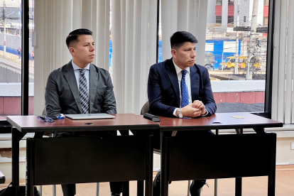 Diego Chimbo (d), abogado de Pablo Muentes, presentó una solicitud de aclaración de sentencia del habeas corpus correctivo que la Corte negó al exasambleísta.