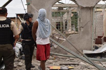 El detenido fue escoltado por miembros de la Policía Nacional.