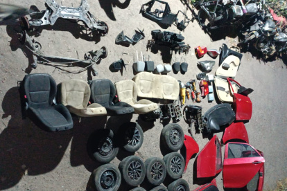 Imagen de un operativo realizado el 23 de julio de 2024 en donde se detuvo a dos personas implicadas en el robo y almacenamiento ilícito de vehículos y autopartes.