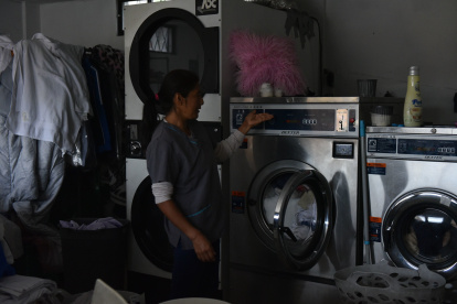 Mientras espera que venga la luz, Verónica Quishpe restriega a mano la ropa de sus clientes. Tiene una lavandería en el sector de Cumbayá.