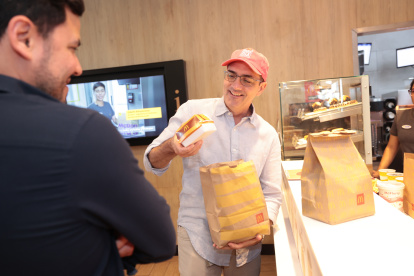 Erik Martini, cónsul general de Estados Unidos, puso su granito de arena.