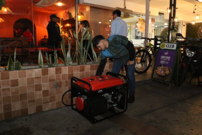 En la Víctor Emilio Estrada, en Guayaquil, en las aceras de los restaurantes, se observa generadores eléctricos.
