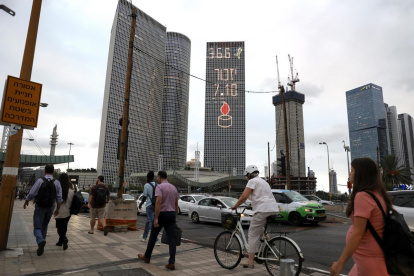 Las letras hebreas "Yizkor 7.10", que significan "recordar", iluminan uno de los rascacielos en Tel Aviv.