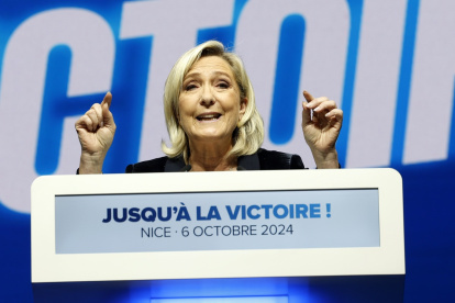 Marine Le Pen, líder del partido de extrema derecha francés Agrupación Nacional, pronuncia un discurso durante un mitin en la ciudad de Niza.