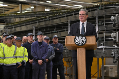 El primer ministro británico, Keir Starmer, habla durante una visita a la fábrica de Encirc Glass en Chester, Gran Bretaña, el 4 de octubre de 2024.