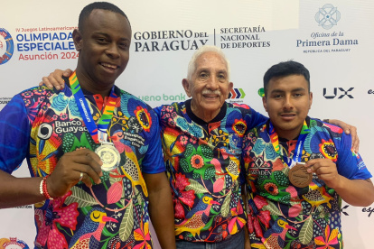 Yandry Cortez (i) y Alejandro Yauri (d) dieron las primeras medallas a la delegación ecuatoriana en la cita sudamericana de Olimpiadas Especiales, en Paraguay.