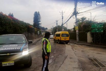 Los agentes se colocarán en la calle Manuela Sáenz, en Cumbayá, para gestionar el tránsito y evitar la congestión vehicular.