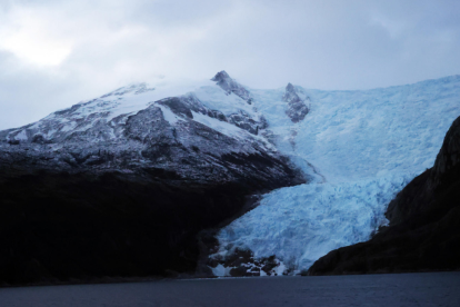 Fotografía de archivo de deshielo en un glaciar.