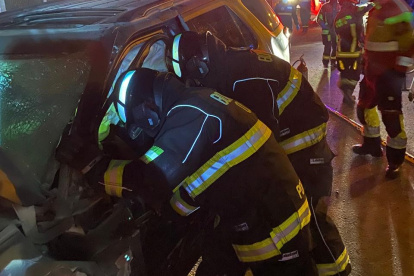 Los Bomberos rescataron a las víctimas que se quedaron atrapadas dentro del vehículo, tras el choque en la autopista General Rumiñahui.